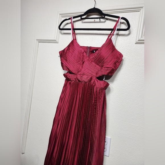 Lulus Got the Glam Wine Red Pleated Cutout Maxi Dress M Wedding Party Prom - Picture 7 of 10